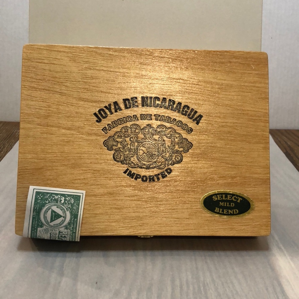Vintage Joya De Nicaragua Spanish cedar cigar box